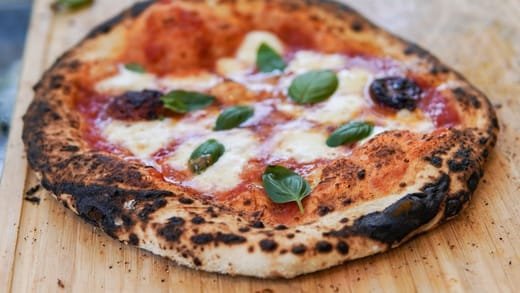 Frisch gebackene Pizza — Bella Napoli